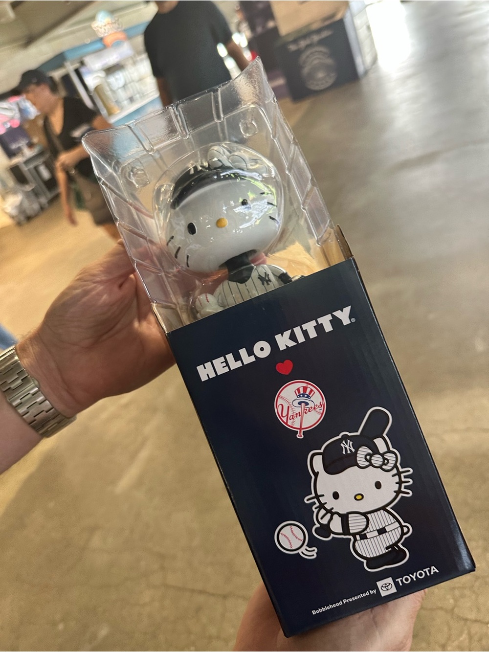 NY Yankee hello kitty bobble head and souvenir cup